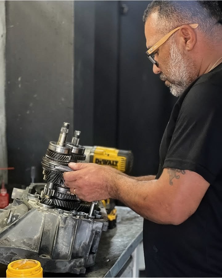 Especialista reparando transmissão automotiva