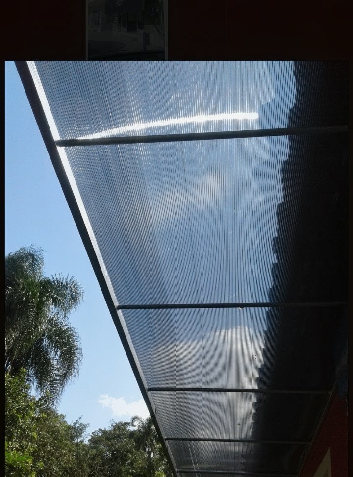 Policarbonato lateral em fachada comercial