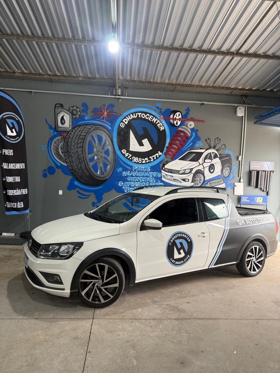 Saveiro branca com identidade DH Auto Center