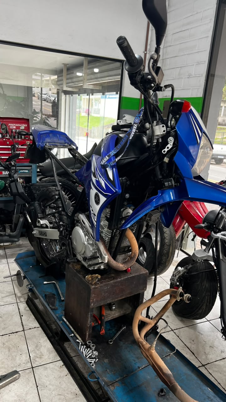 Yamaha XTZ em manutenção na oficina