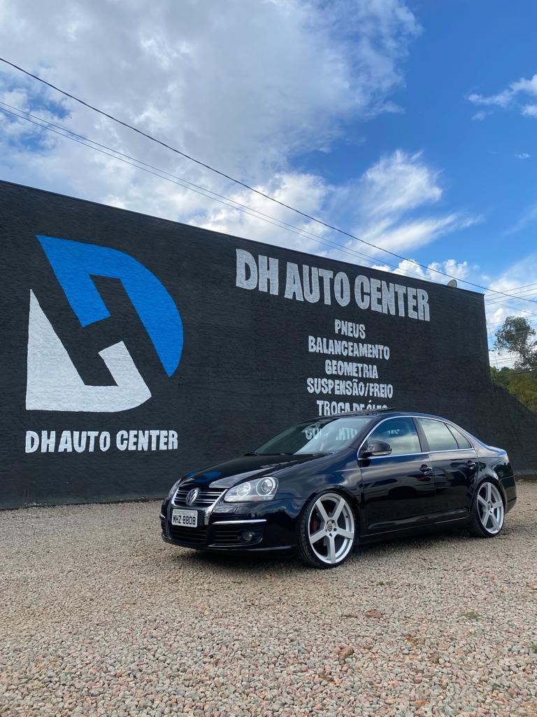 Jetta preto em frente ao mural da DH Auto Center