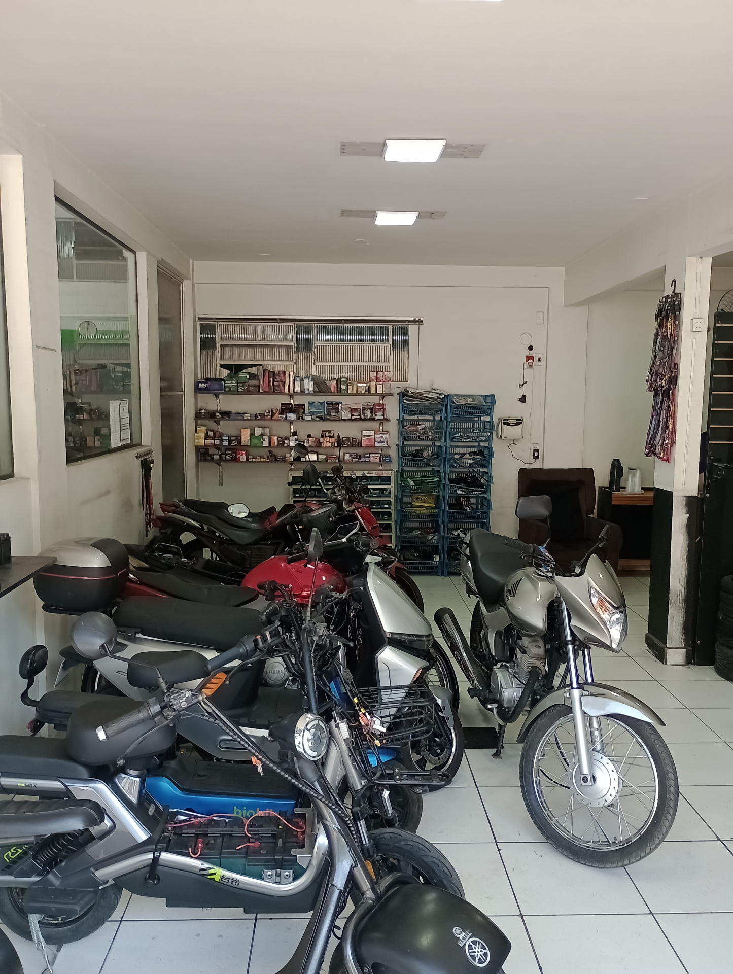 Interior da loja com peças, acessórios e scooters elétricas