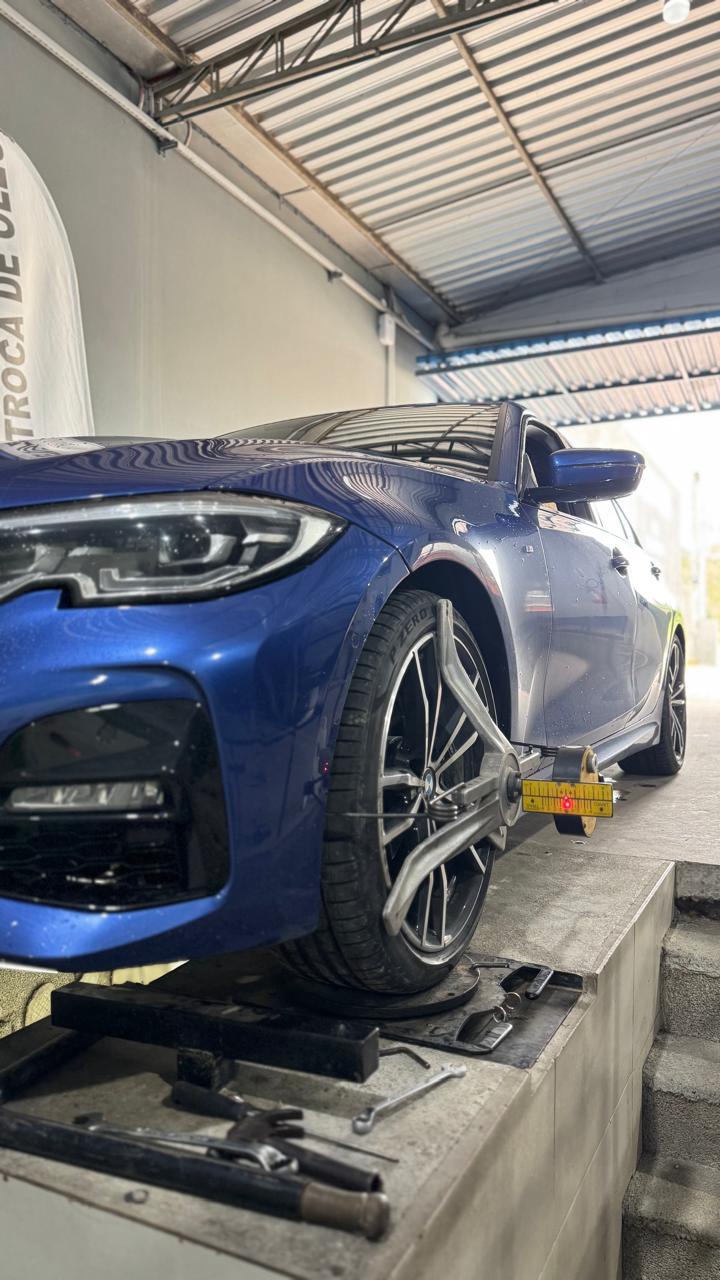 BMW azul em alinhamento