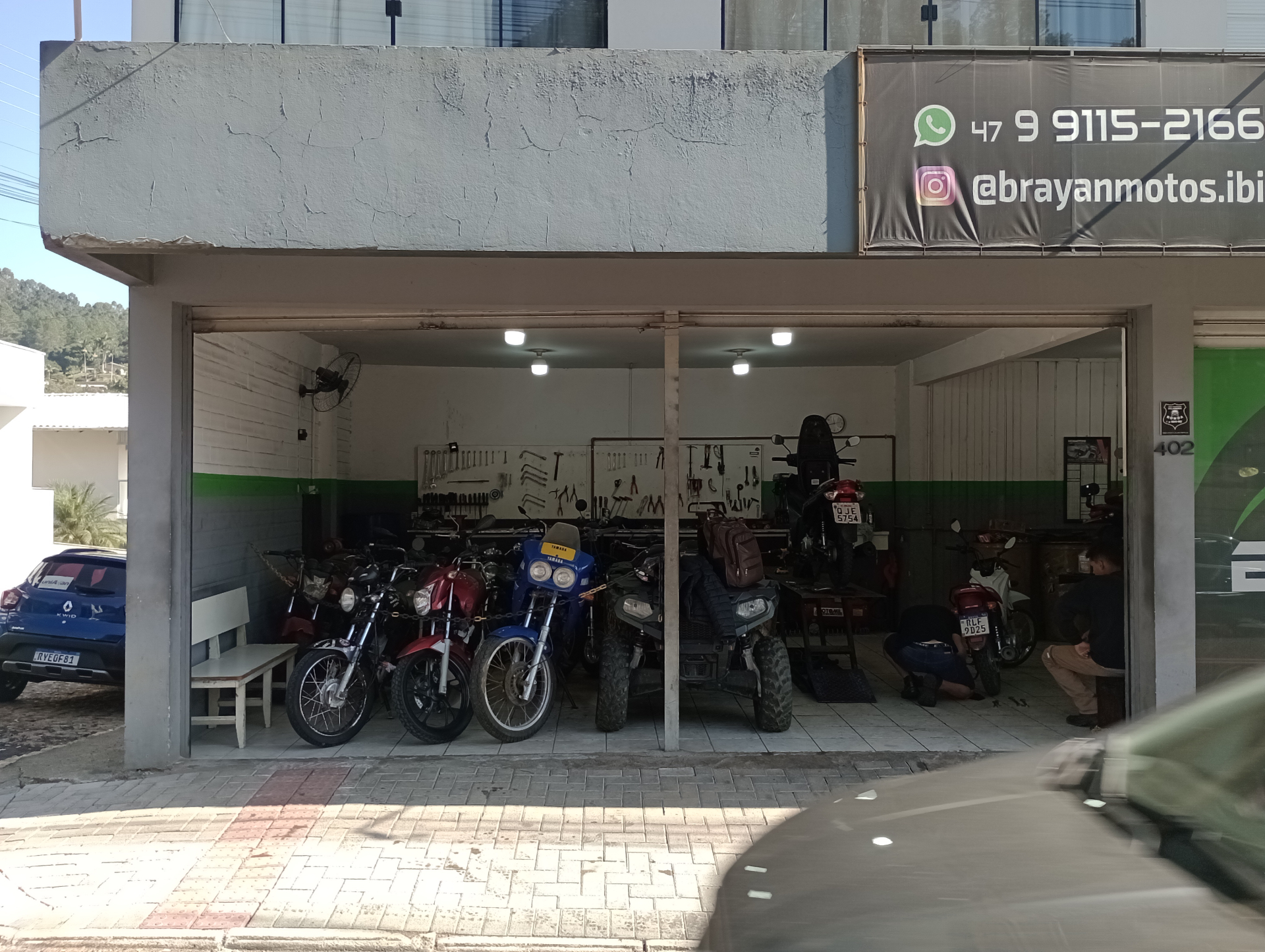 Área de serviço da Brayan Motos com motos e quadriciclo