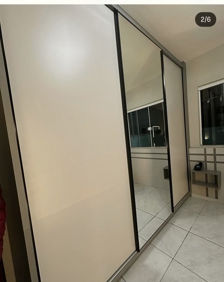 Guarda-roupa com portas de correr