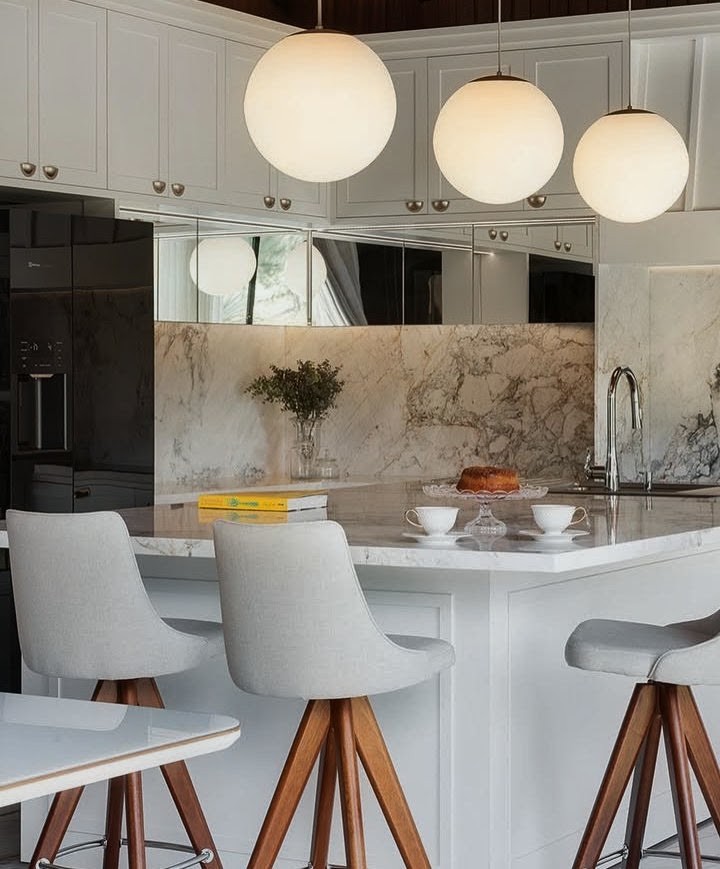 Cozinha clássica com frontão em mármore