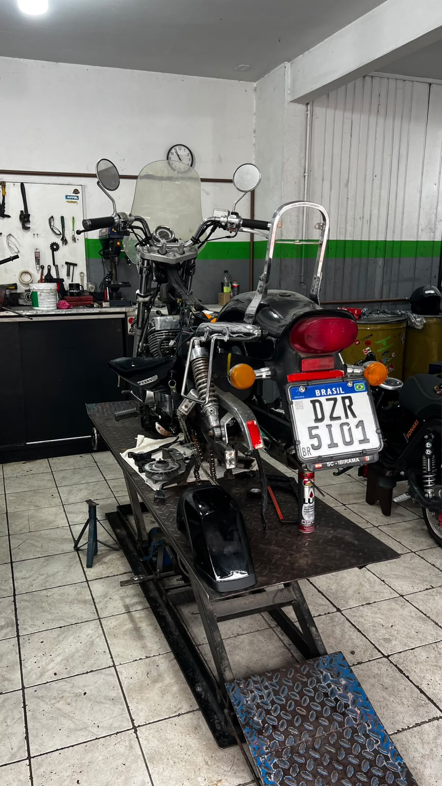 Custom preta em manutenção no elevador