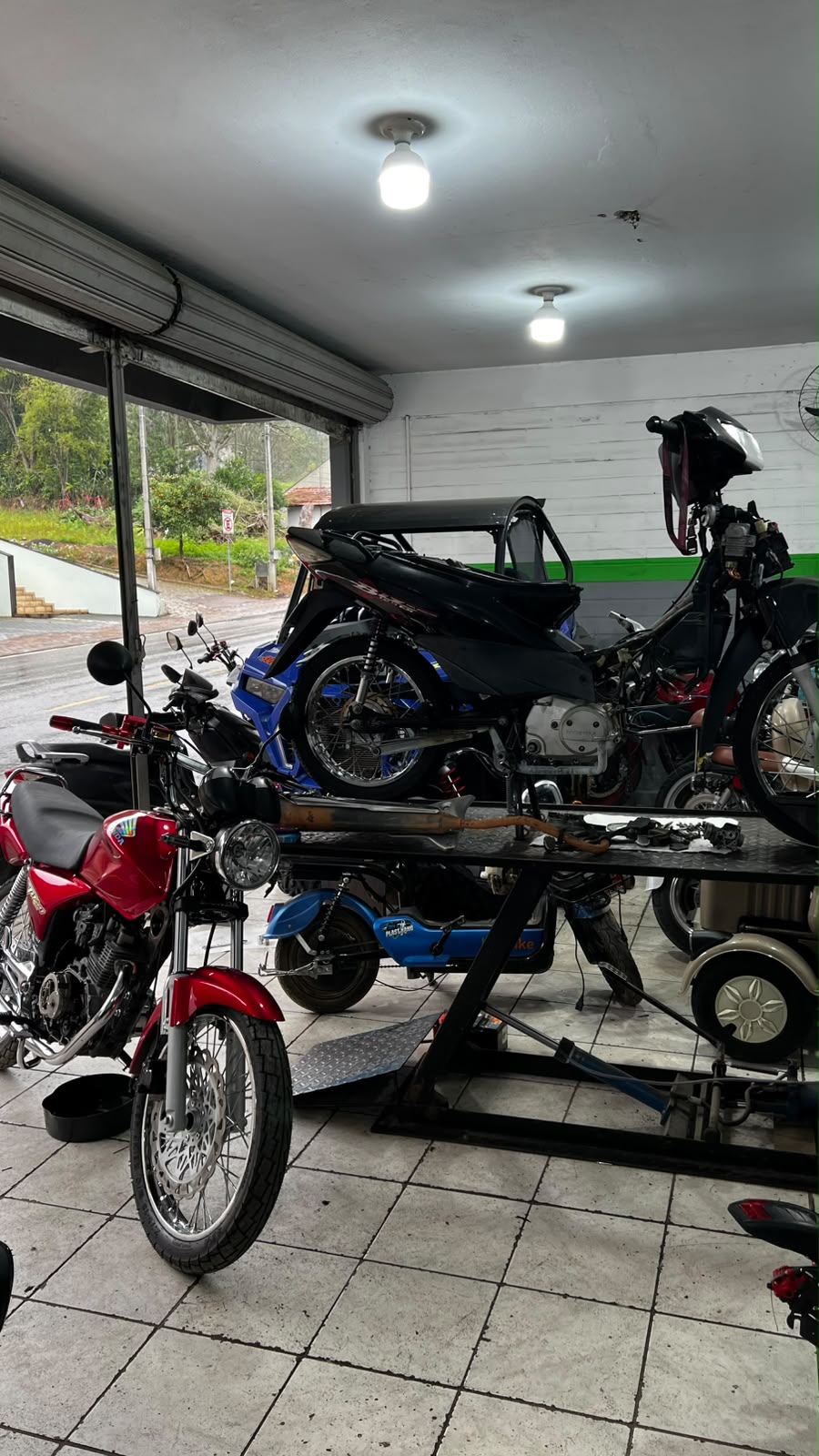 Oficina Brayan Motos com várias motos em serviço