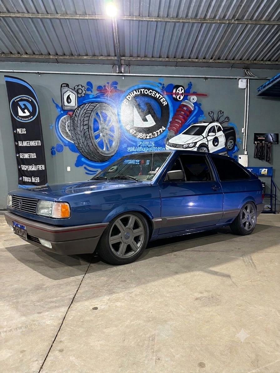 Gol azul dentro da oficina