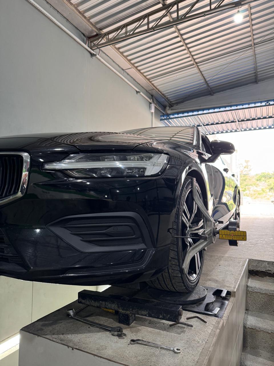 Volvo preto na rampa de geometria