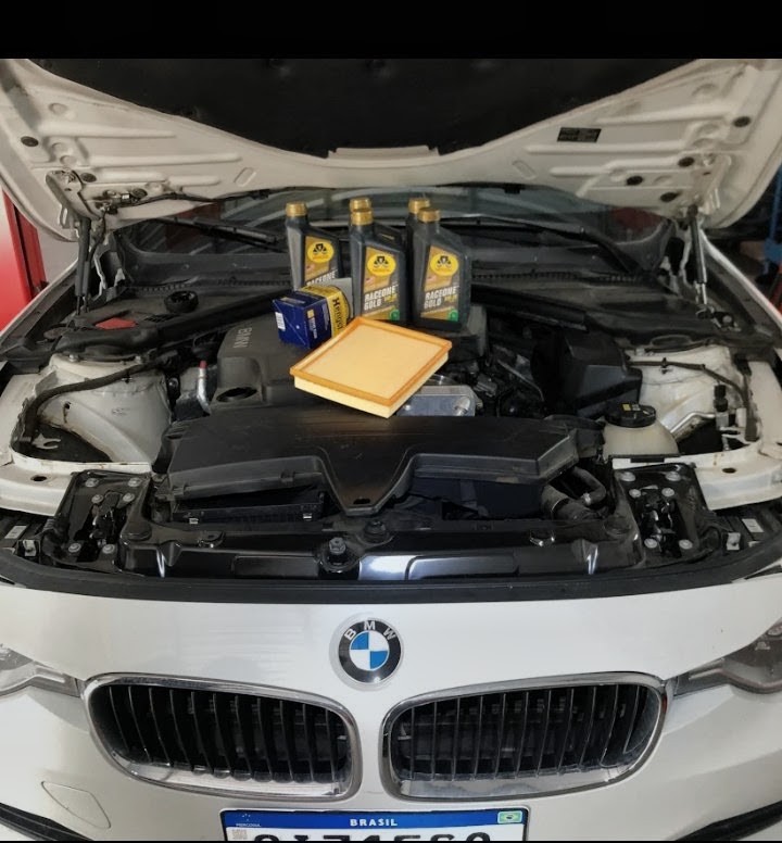 BMW em revisão com óleo e filtros
