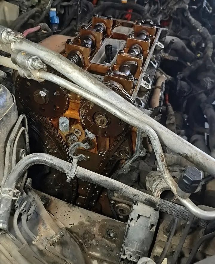 Motor aberto em manutenção