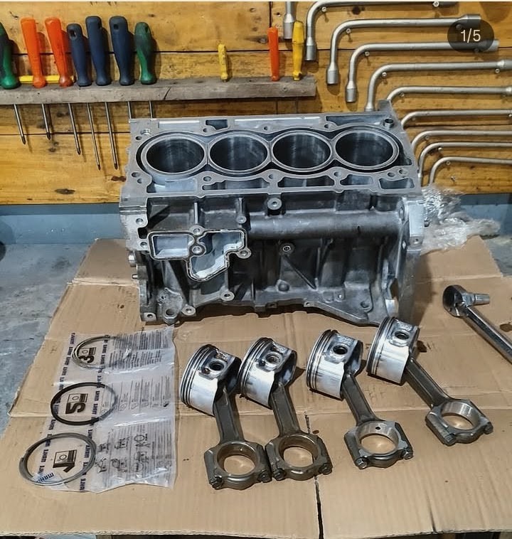 Motor aberto em manutenção