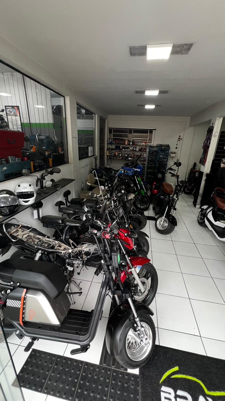Showroom da Brayan Motos com motos e scooters elétricas