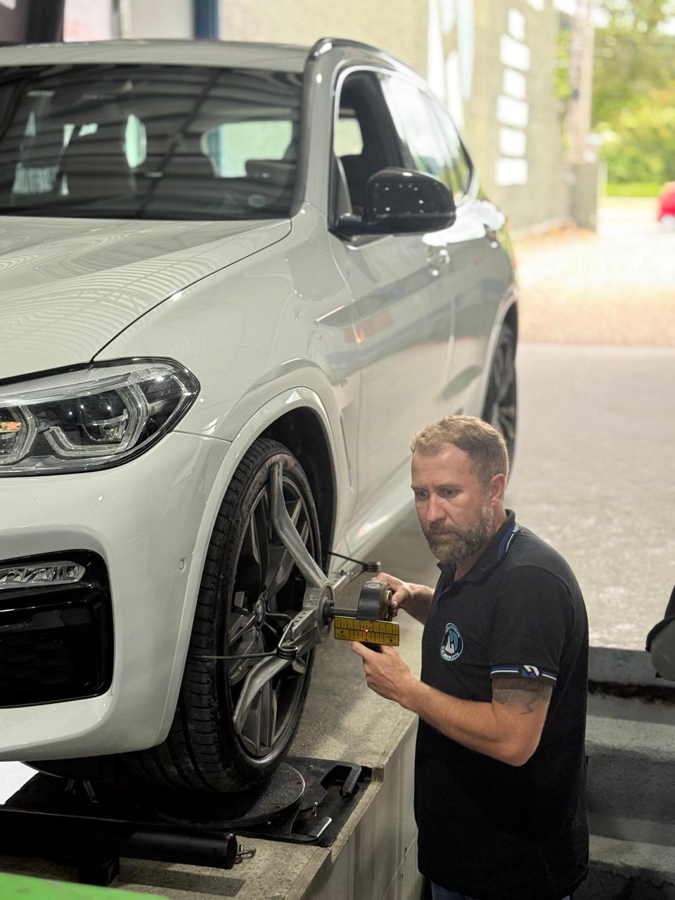 BMW branca em alinhamento