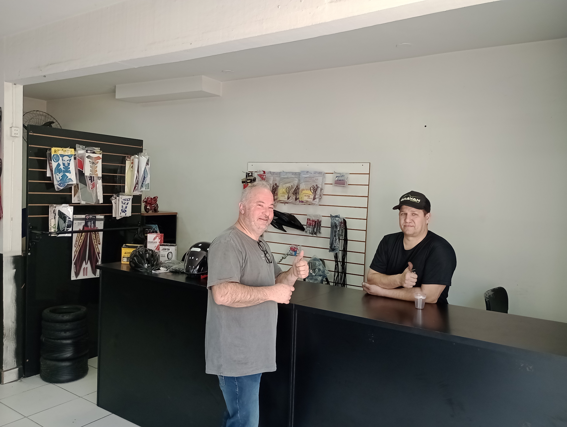 Equipe da Brayan Motos no balcão de atendimento