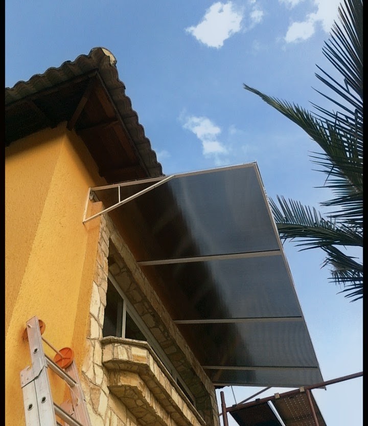 Toldo fumê sobre janela