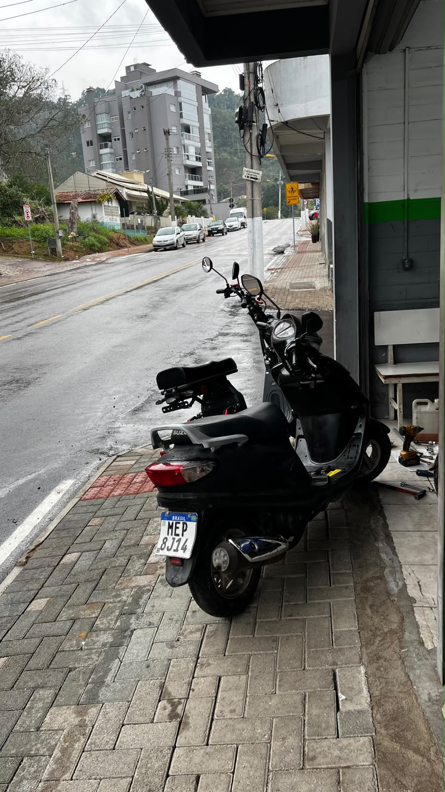 Scooter em frente à loja Brayan Motos