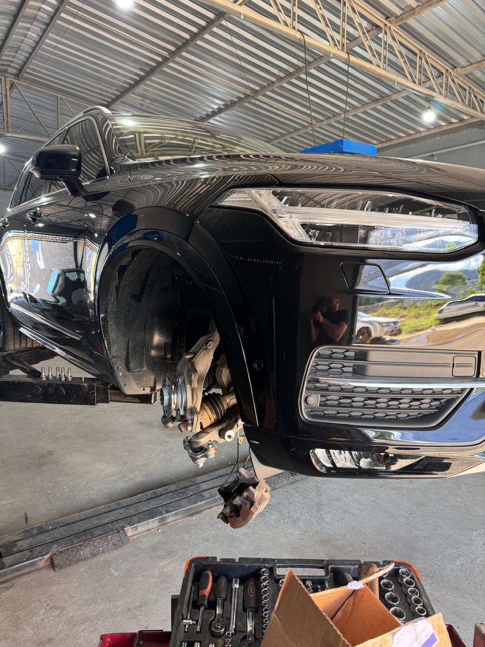 SUV no elevador em serviço de suspensão