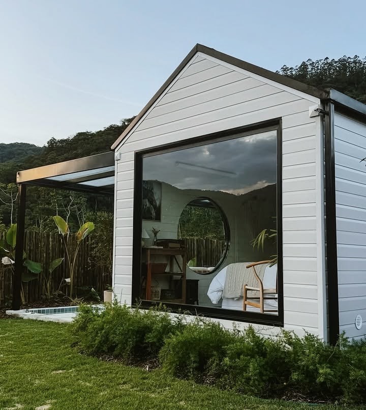 Modelo branco com esquadria preta