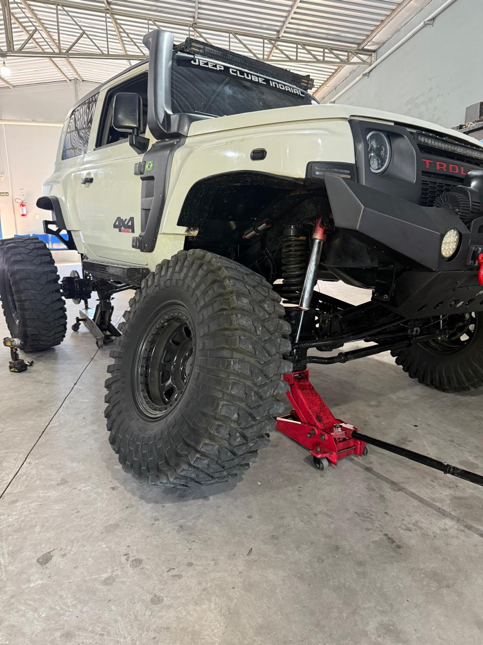 Troller 4x4 em manutenção de suspensão