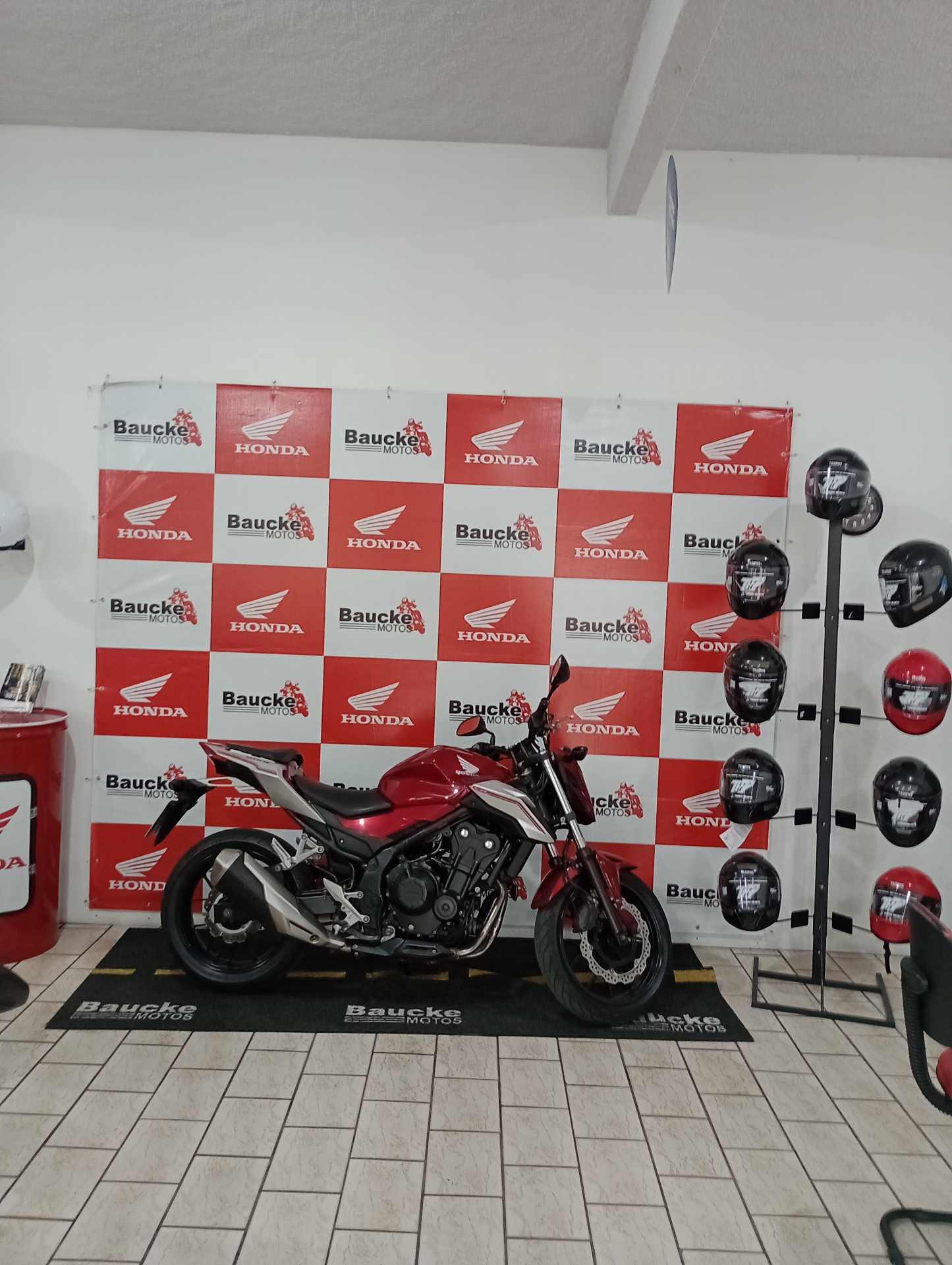 Honda CB 500 vermelha