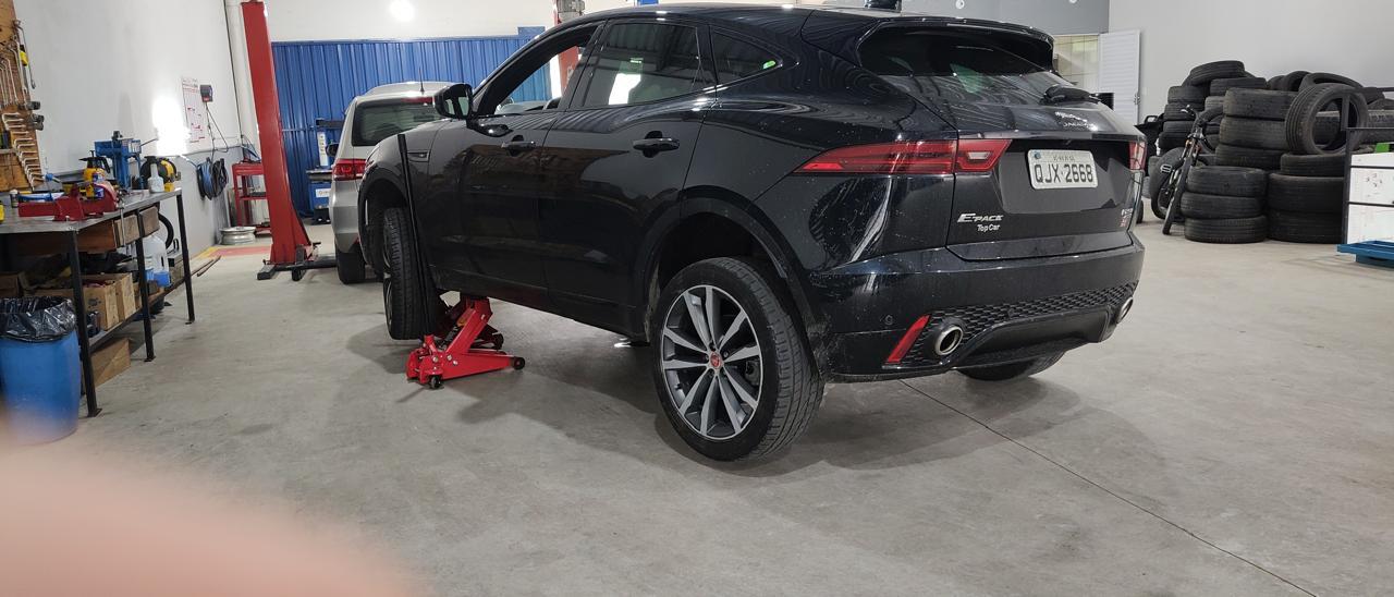 Jaguar E-Pace em manutenção na oficina