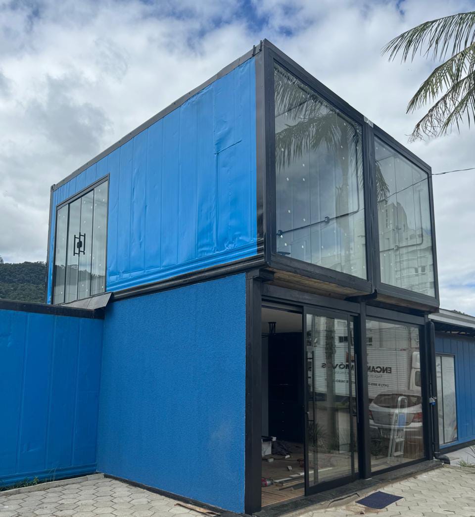 Comercial · dois pavimentos com fachada de vidro