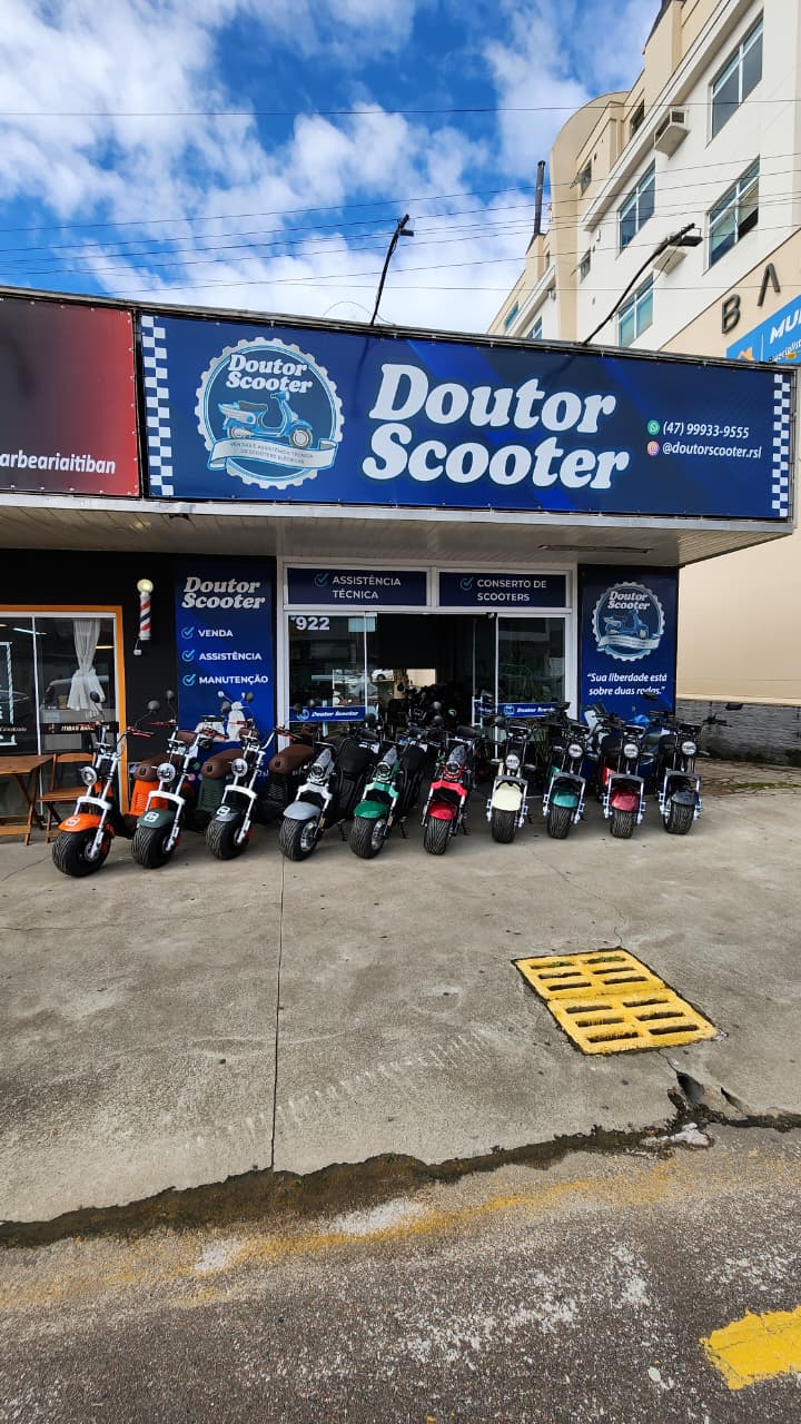 Fachada da Doutor Scooter com scooters elétricas alinhadas na calçada