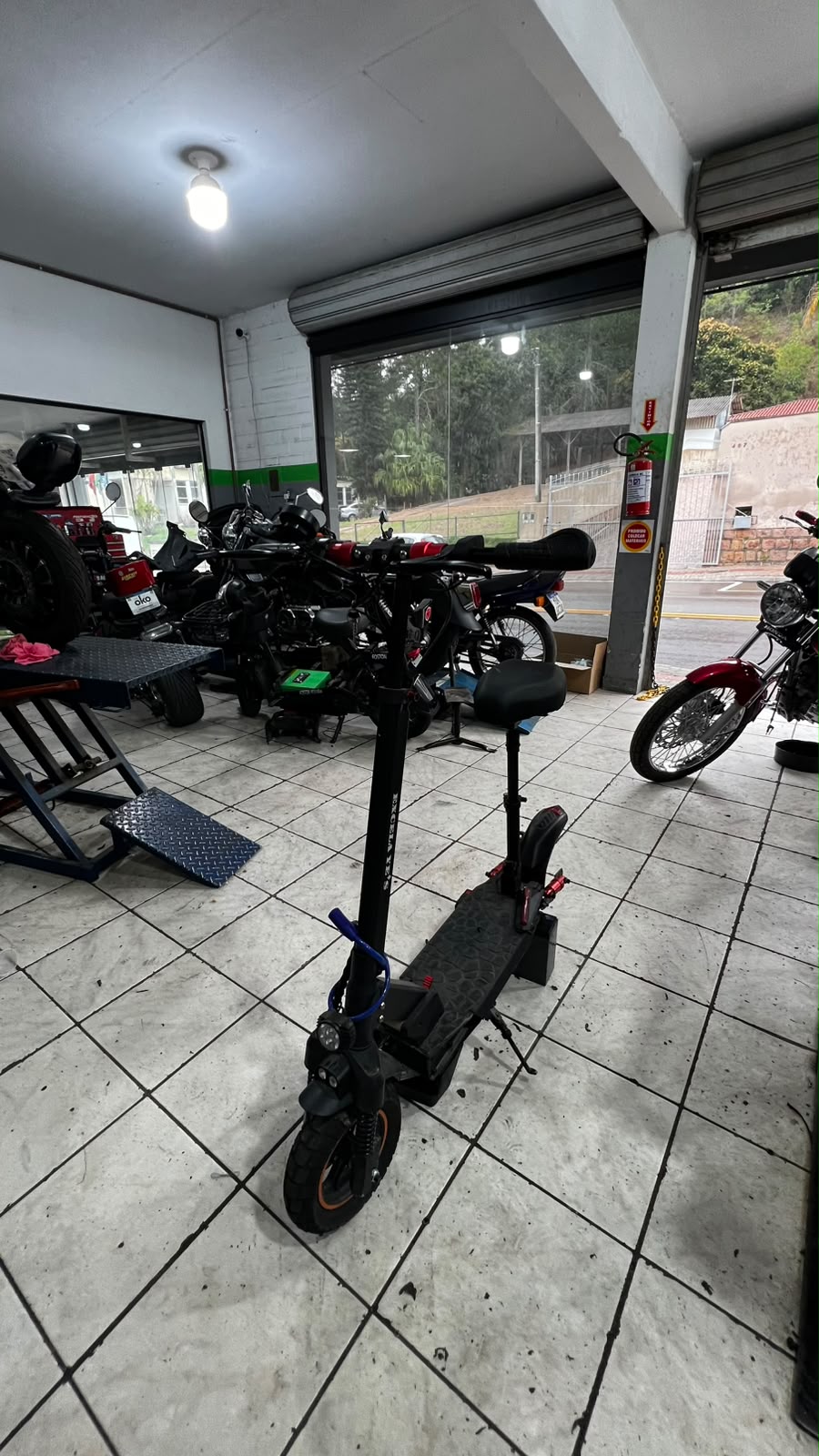 Patinete elétrico na oficina Brayan Motos