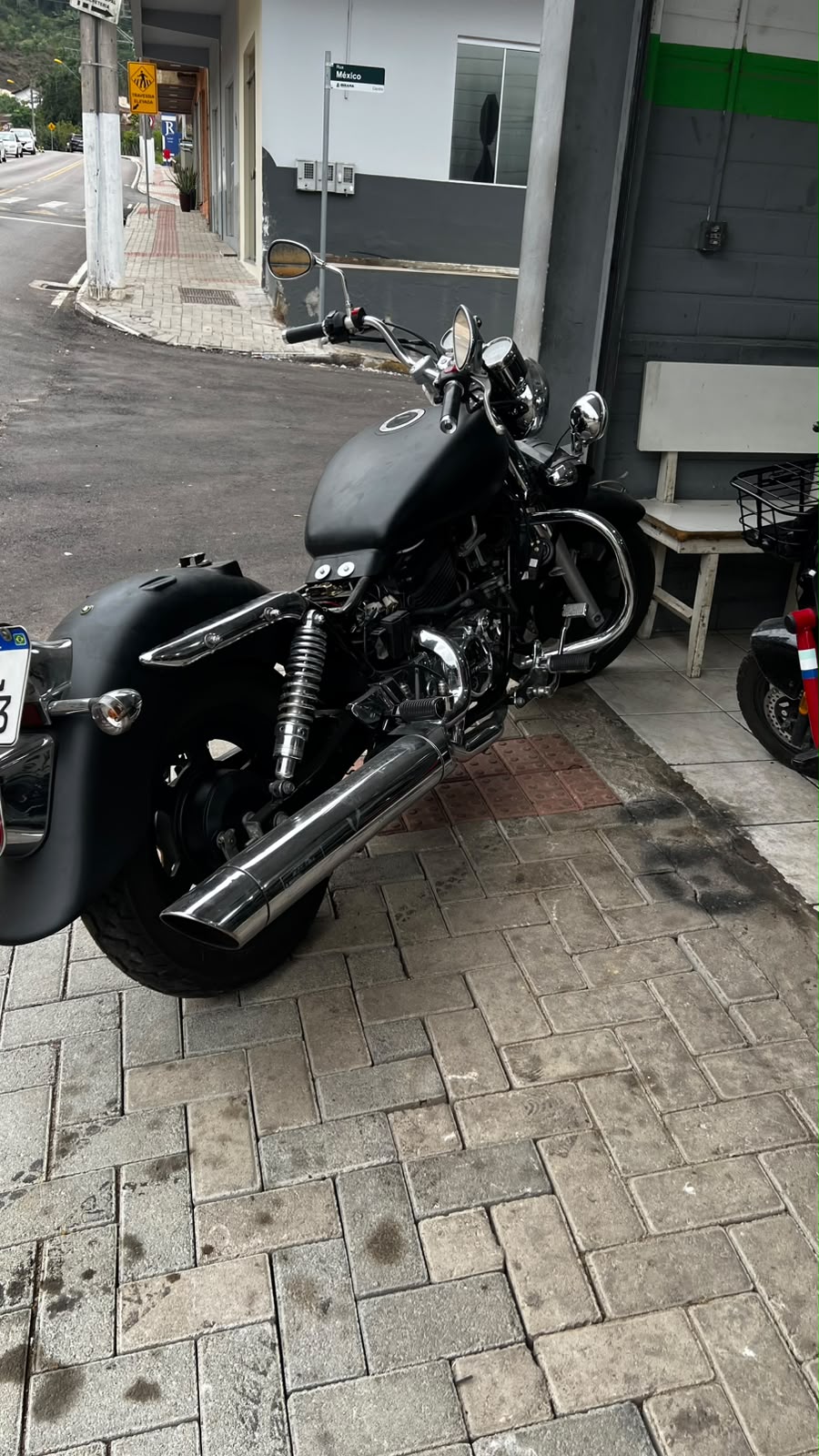 Custom preta pronta na calçada da Brayan Motos