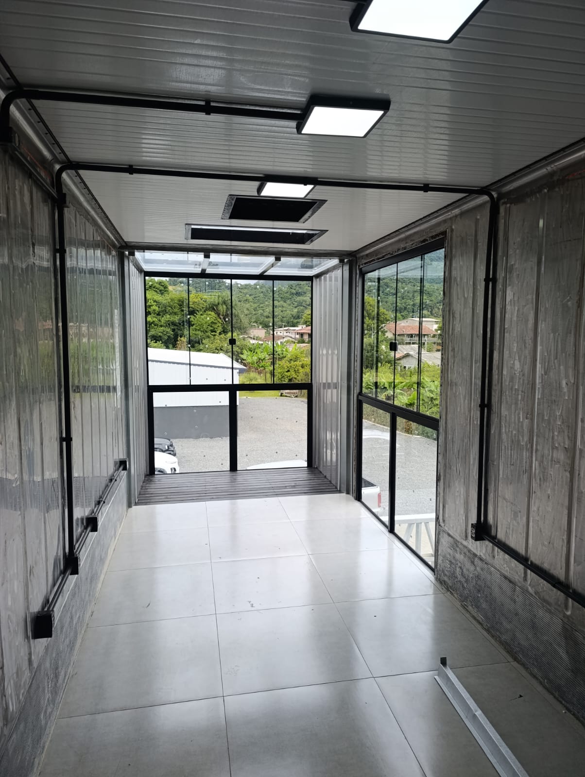 Interior · piso claro e grandes aberturas
