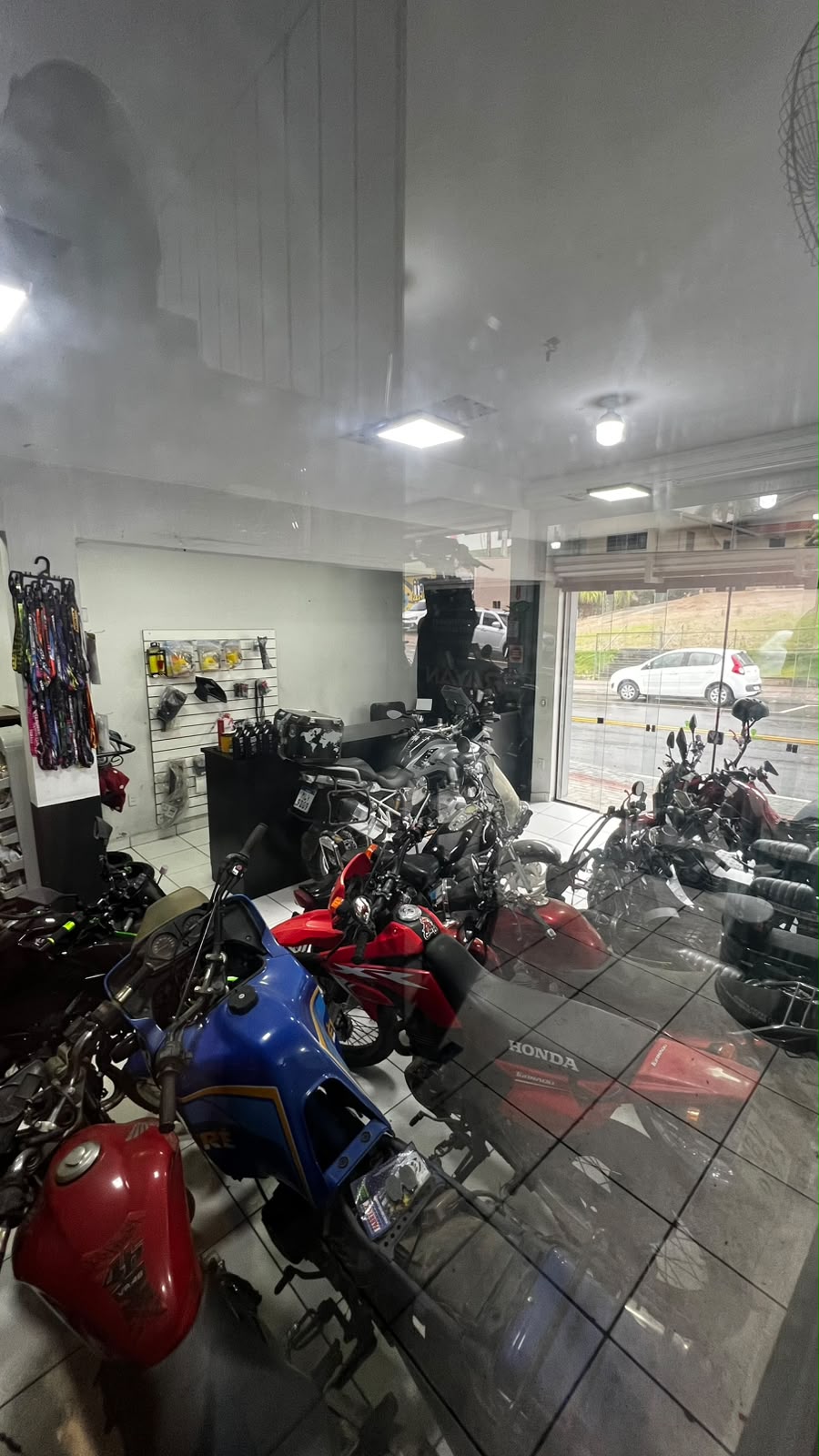 Showroom da Brayan Motos com motos expostas