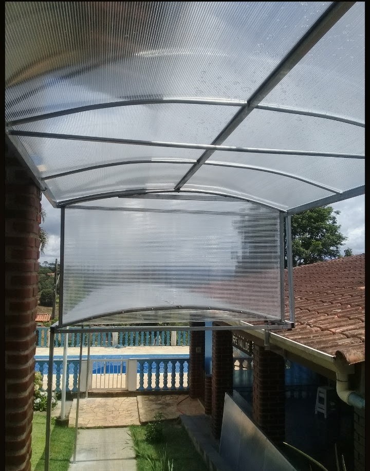 Cobertura em policarbonato residencial