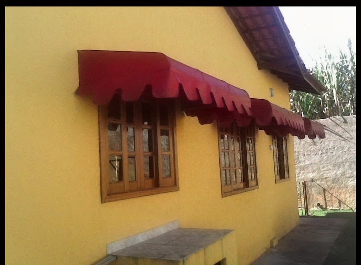 Toldos vermelhos em janelas