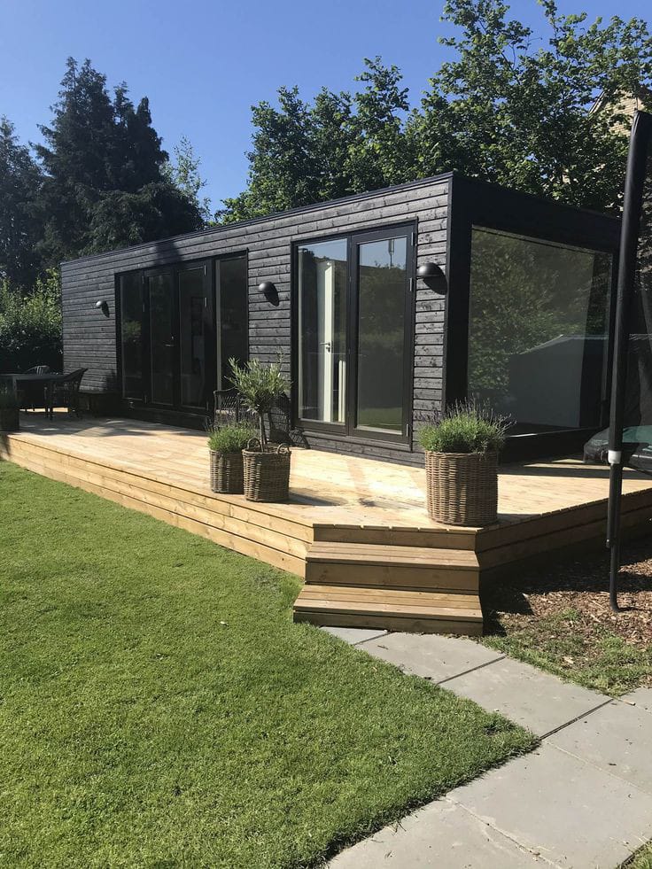 Casa modular · revestimento escuro e deck