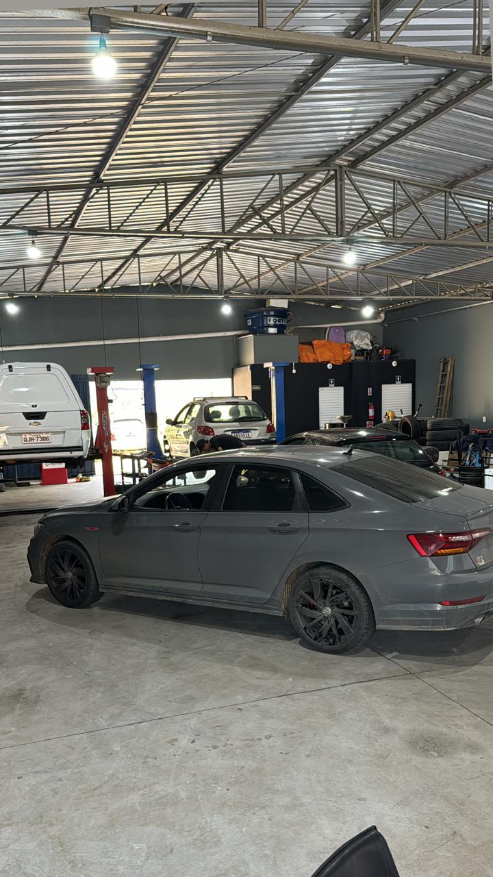 Audi cinza dentro da oficina